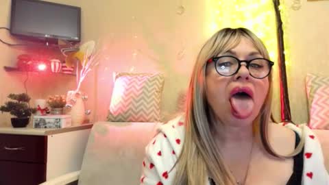 Snapshot of susiexnoreen chatting on February 21, 1:17 am SusiexNoreen online show from February 21, 1:17 am