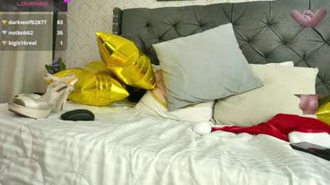 Snapshot of sussy__stone chatting on December 24, 3:05 pm online show from December 24, 3:05 pm