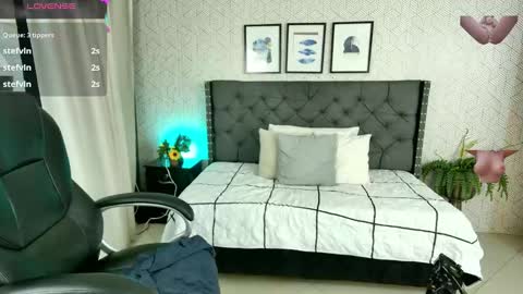 Snapshot of sussy__stone chatting on December 30, 3:24 pm online show from December 30, 3:24 pm