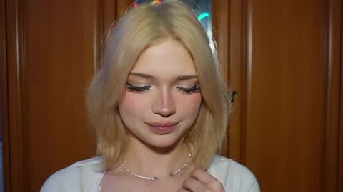 Snapshot of suzannabarmes chatting on June 20, 12:58 am Stacy online show from June 20, 12:58 am