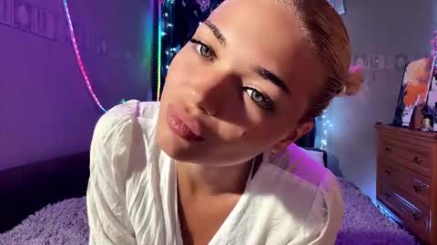 Snapshot of suzannabarmes chatting on August 4, 10:23 pm Stacy online show from August 4, 10:23 pm