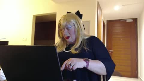 Snapshot of suzannebanci chatting on May 8, 4:23 pm My name is Sissy or more fully Suzanna Aprilia Maria Mariquita Catarina Chinita Banci. Soy una puta - que chimba ladybug online show from May 8, 4:23 pm
