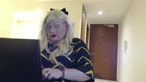 Snapshot of suzannebanci chatting on May 15, 4:14 pm My name is Sissy or more fully Suzanna Aprilia Maria Mariquita Catarina Chinita Banci. Soy una puta - que chimba ladybug online show from May 15, 4:14 pm