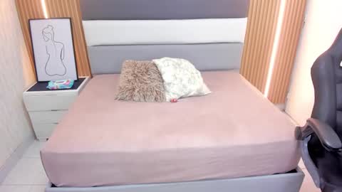 S U Z E T  online show from February 4, 7:42 pm