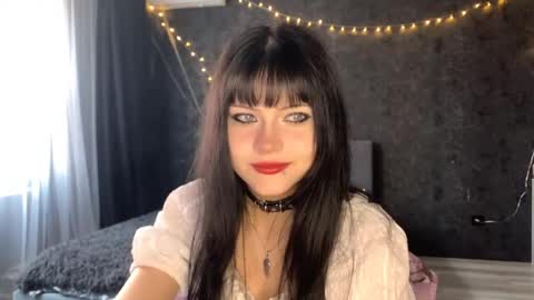 EmilySuonn online show from May 7, 5:35 am
