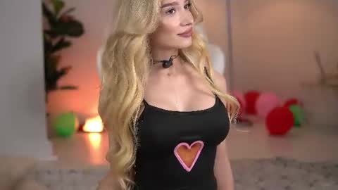 Snapshot of svveetluna chatting on June 19, 3:11 am SweetLuna online show from June 19, 3:11 am