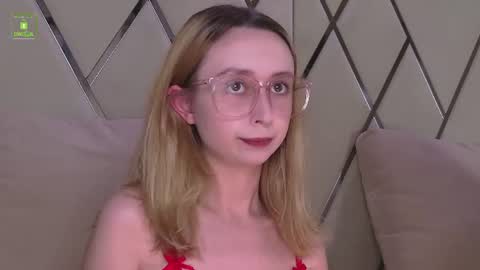 Snapshot of sweatee_fluff chatting on July 7, 9:08 pm RACHEL online show from July 7, 9:08 pm