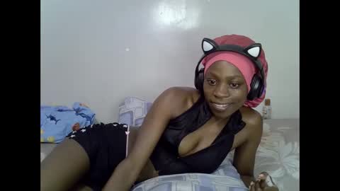 Snapshot of sweest_caster chatting on May 31, 12:19 am Sweetest doll online show from May 31, 12:19 am