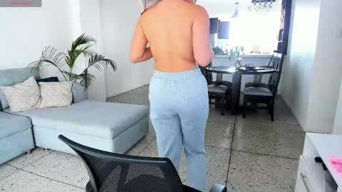 Snapshot of sweet_ailin chatting on June 5, 3:18 pm sweet_ailin online show from June 5, 3:18 pm