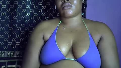 Snapshot of sweet_baby27 chatting on October 15, 12:22 am sweet baby online show from October 15, 12:22 am