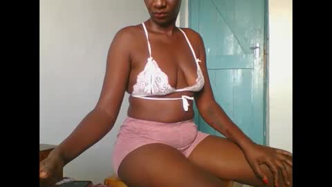 Snapshot of sweet_blackberry93 chatting on January 13, 8:37 am bella online show from January 13, 8:37 am