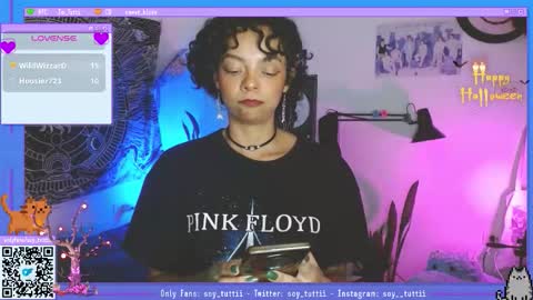 Snapshot of sweet_bluee chatting on October 1, 2:28 am Tutti online show from October 1, 2:28 am