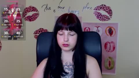 Snapshot of sweet_cherryg chatting on May 24, 12:21 pm Ivy online show from May 24, 12:21 pm