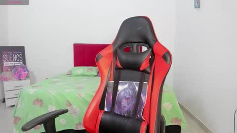 sweet_coral_ online show from February 1, 12:15 pm