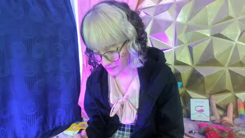 Snapshot of sweet_emmili chatting on December 7, 3:19 pm emmili online show from December 7, 3:19 pm