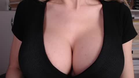 Snapshot of sweet_lil_thing chatting on May 29, 7:28 am Jen online show from May 29, 7:28 am