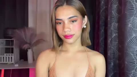 Snapshot of sweet_nikki03 chatting on November 2, 3:25 pm sweet_nikki03 online show from November 2, 3:25 pm