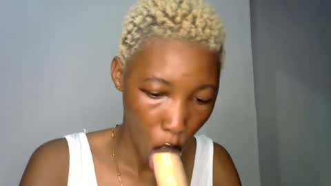 Snapshot of sweet_pussy04 chatting on June 10, 4:45 am sweet girl online show from June 10, 4:45 am