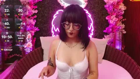 Roxanee online show from February 14, 1:30 pm