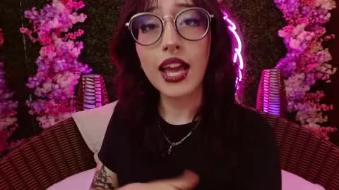 Snapshot of sweet_roxanee chatting on April 21, 9:28 pm Roxanee online show from April 21, 9:28 pm