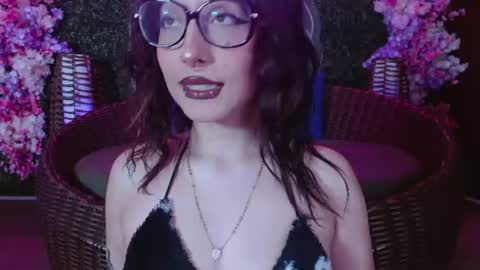 Snapshot of sweet_roxanee chatting on August 4, 10:12 pm Roxanee online show from August 4, 10:12 pm