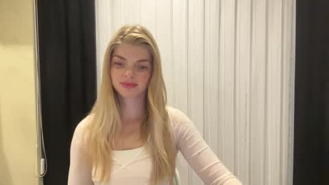 Snapshot of sweet_sinn_ chatting on September 18, 8:33 pm Mira online show from September 18, 8:33 pm