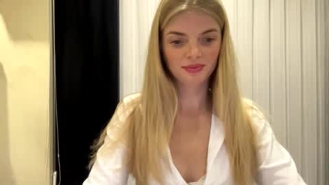 Snapshot of sweet_sinn_ chatting on September 22, 9:17 pm Mira online show from September 22, 9:17 pm