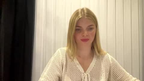 Snapshot of sweet_sinn_ chatting on September 24, 8:34 pm Mira online show from September 24, 8:34 pm