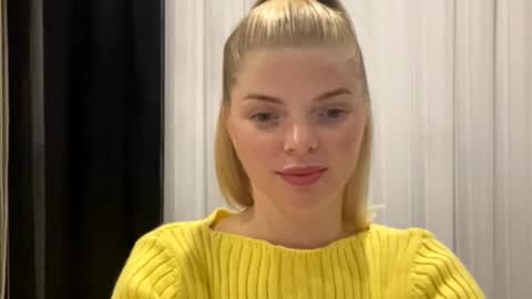 Snapshot of sweet_sinn_ chatting on October 3, 8:28 pm Mira online show from October 3, 8:28 pm