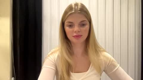 Snapshot of sweet_sinn_ chatting on October 4, 9:02 pm Mira online show from October 4, 9:02 pm