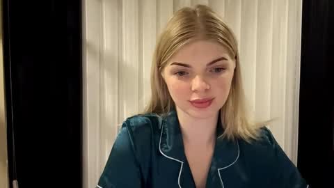 Snapshot of sweet_sinn_ chatting on October 26, 10:04 pm Mira online show from October 26, 10:04 pm