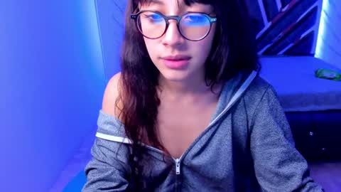 Snapshot of sweet_venus4 chatting on January 17, 12:42 am sweet_venus4 online show from January 17, 12:42 am