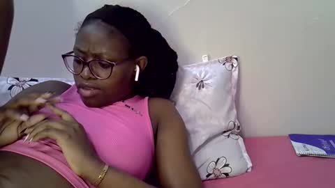 Snapshot of sweet_zarah chatting on April 21, 4:34 pm sweet_zarah online show from April 21, 4:34 pm