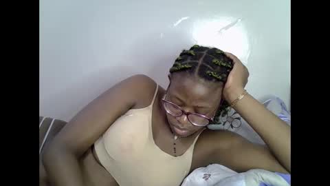 Snapshot of sweet_zarah chatting on May 18, 1:56 am sweet_zarah online show from May 18, 1:56 am