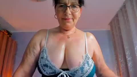 Snapshot of sweetangell69_ chatting on June 19, 3:11 am Viorica online show from June 19, 3:11 am