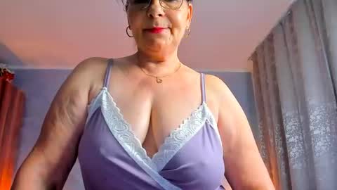 Snapshot of sweetangell69_ chatting on July 2, 3:23 am Viorica online show from July 2, 3:23 am