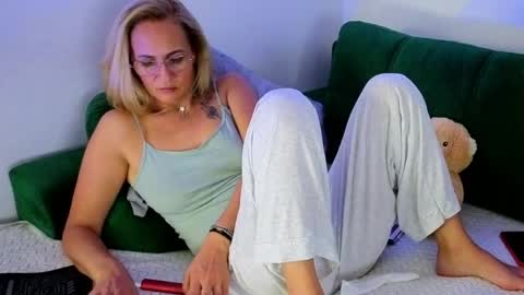 Snapshot of sweetania_ chatting on April 21, 1:42 am Ania online show from April 21, 1:42 am