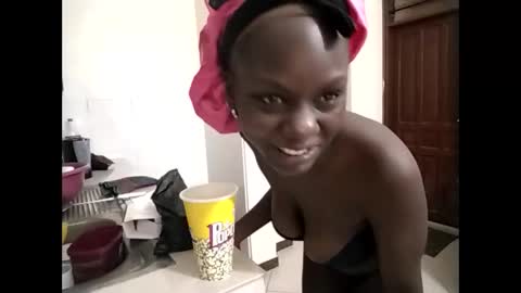 Snapshot of sweetbee018 chatting on November 27, 3:41 am Lunargirl online show from November 27, 3:41 am