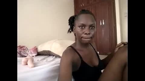 Snapshot of sweetbee018 chatting on February 5, 9:25 am Lunargirl online show from February 5, 9:25 am