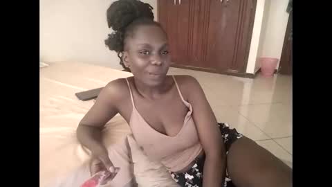 Snapshot of sweetbee018 chatting on February 8, 7:34 am Lunargirl online show from February 8, 7:34 am