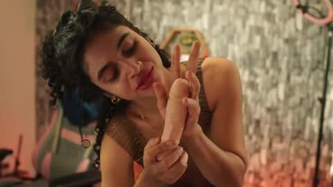 Salom independent model online show from May 3, 4:24 pm