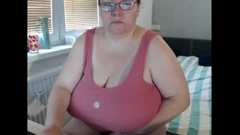 Snapshot of sweetboobs85h chatting on July 6, 3:14 pm Sweetboobs85h online show from July 6, 3:14 pm