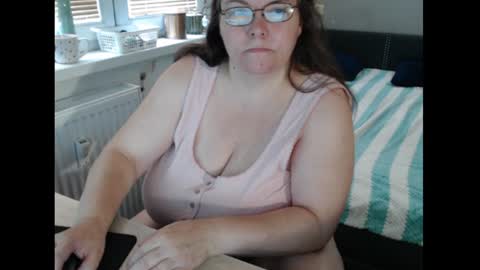 Snapshot of sweetboobs85h chatting on July 7, 9:24 am Sweetboobs85h online show from July 7, 9:24 am