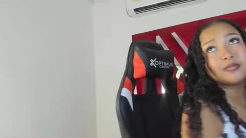 Snapshot of sweetdesireasm chatting on February 15, 8:49 pm Sweet Desire online show from February 15, 8:49 pm