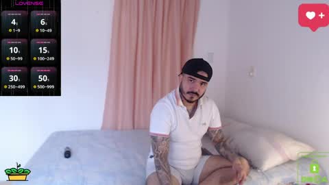 Snapshot of sweetdesires_ chatting on May 30, 3:20 pm online show from May 30, 3:20 pm