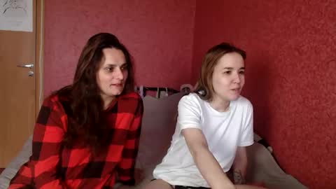 Snapshot of sweetharts69 chatting on May 24, 7:13 am Alina and Mia online show from May 24, 7:13 am