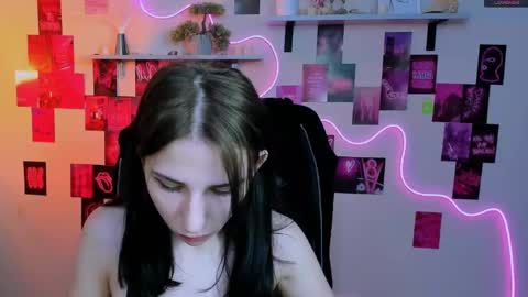 Snapshot of sweetie_chloe_ chatting on April 22, 8:50 am Chloe online show from April 22, 8:50 am