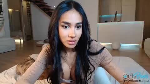 Snapshot of sweetlaurasaenz chatting on May 16, 3:47 am Laura Saenz Geminis online show from May 16, 3:47 am
