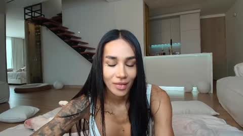 Snapshot of sweetlaurasaenz chatting on May 17, 3:30 pm Laura Saenz Geminis online show from May 17, 3:30 pm