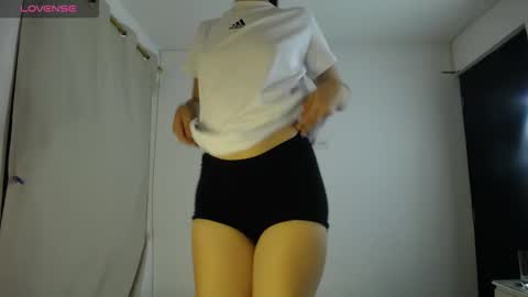 Snapshot of sweetpink1_ chatting on September 30, 3:33 am Caro  Lily online show from September 30, 3:33 am